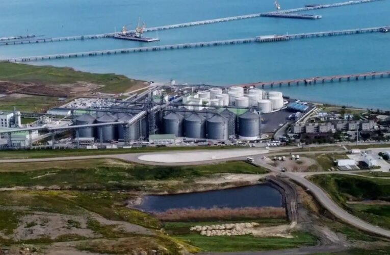 У Тамані згоріло 12 резервуарів з нафтою – СБС