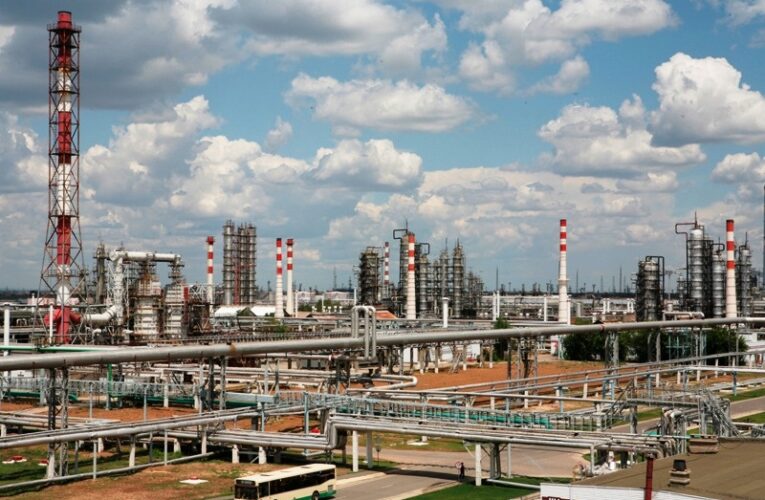 Удари України паралізували роботу Волгоградського НПЗ – ЗМІ
