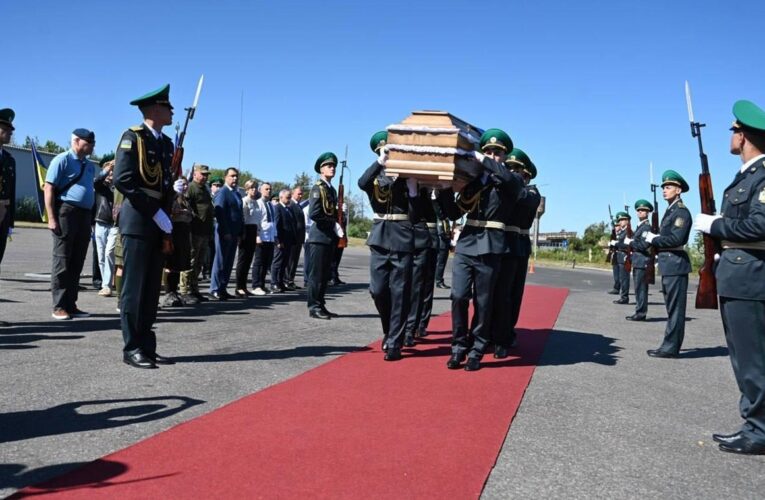 В Україні з почестями зустріли труну Коновальця